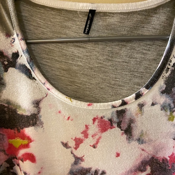 Green tee has modern painted look red white black flowers - Picture 3 of 7